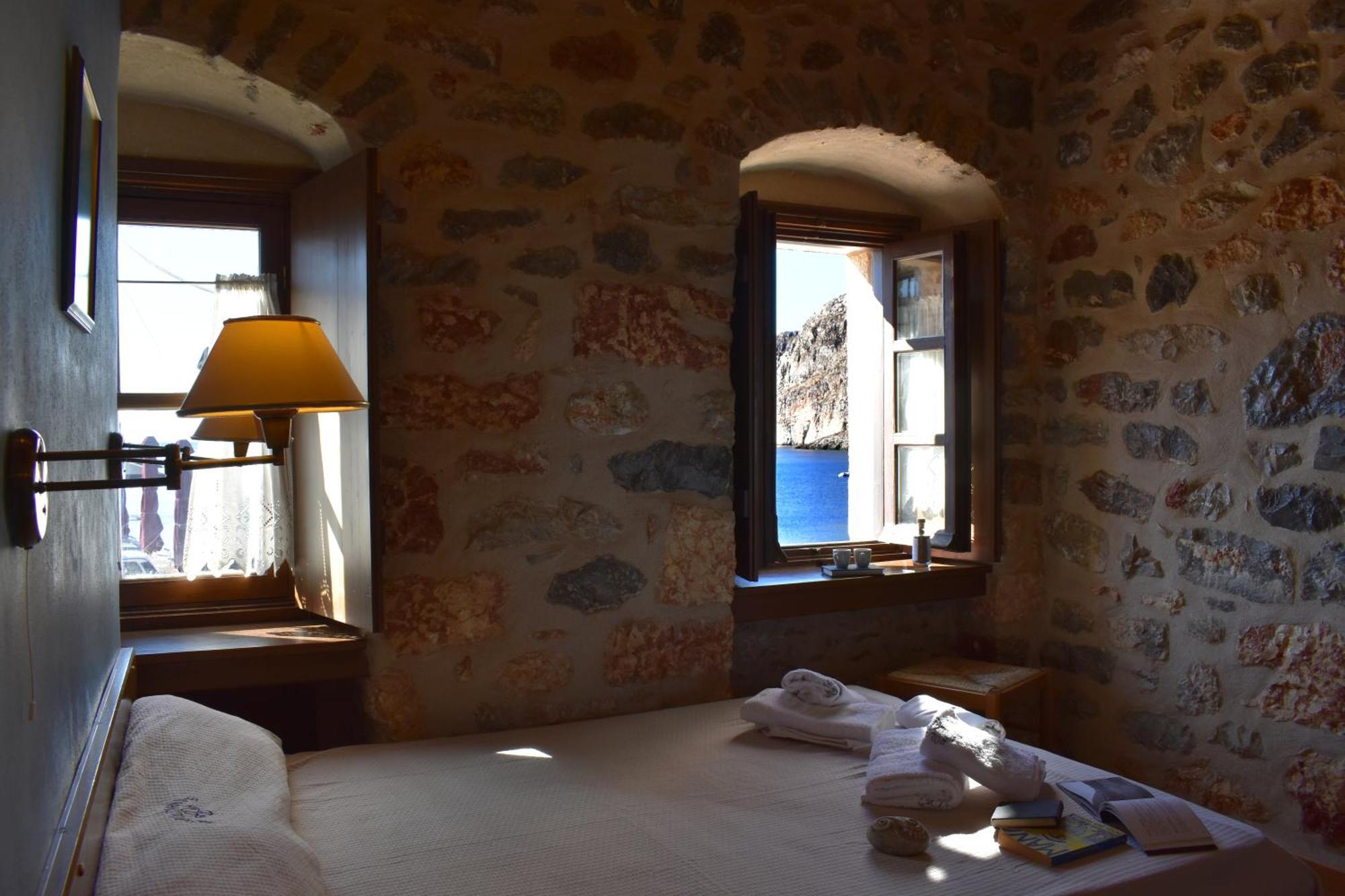 Pyrgoi Theodorakaki: O Gerolimenas Hotell Rum bild