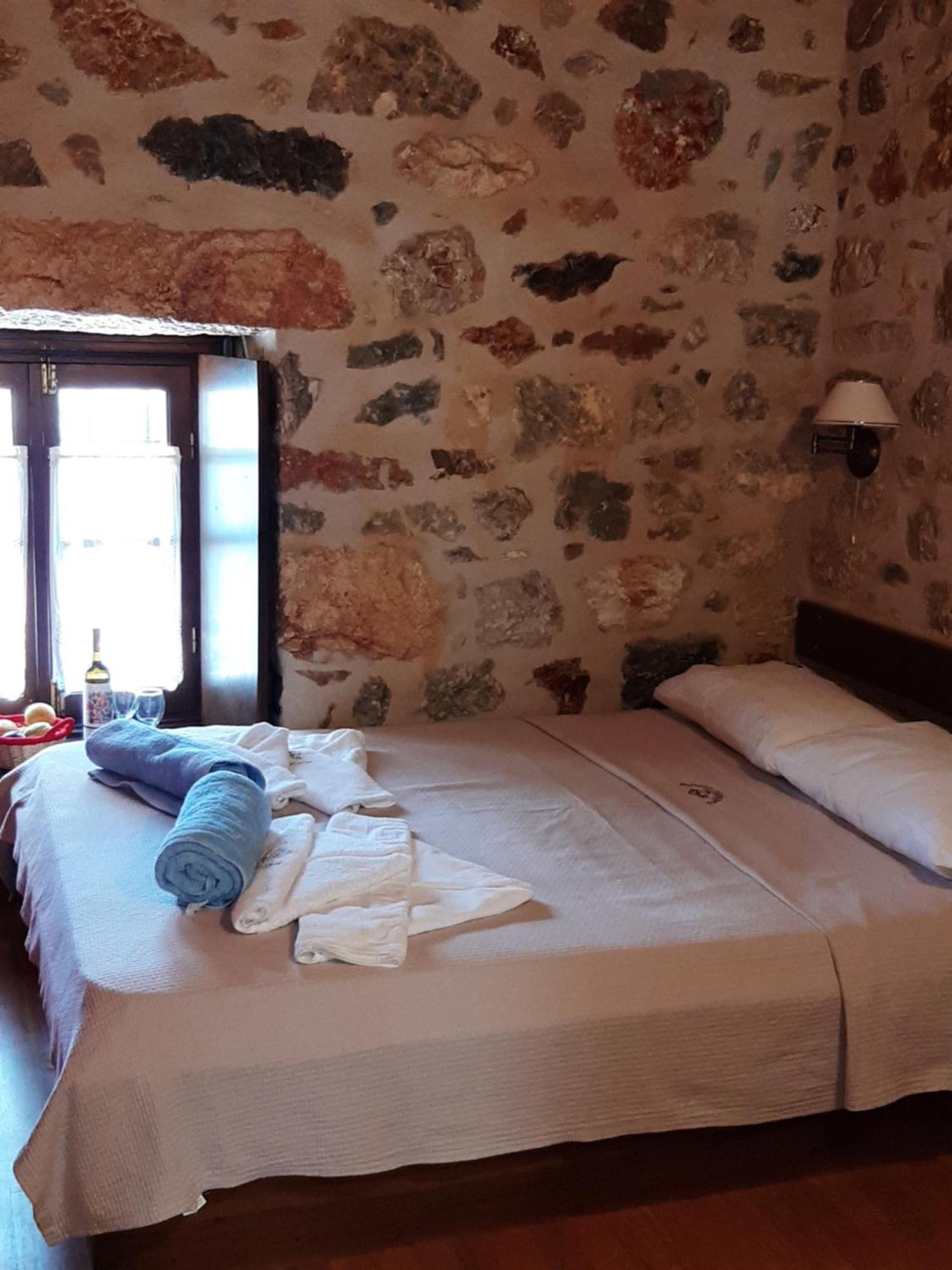 Pyrgoi Theodorakaki: O Gerolimenas Hotell Rum bild